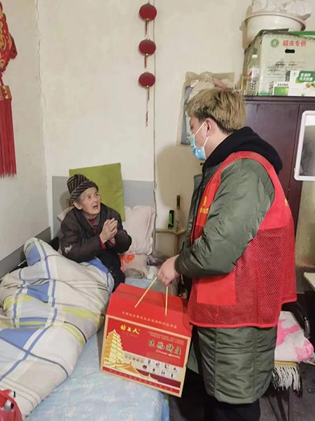春节前夕“坊上人”慰问社区孤寡老人和困难群众