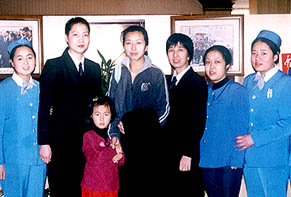 著名影视演员江珊女士和宝贝女儿在“坊上人”就餐后与接待人员合影