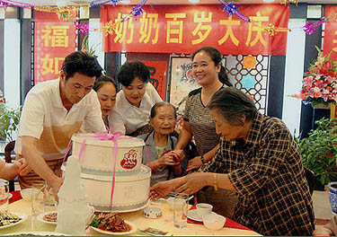 百岁老人高玉兰在坊上人饭庄愉快地度过了她的第100个生日